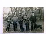 AK Gruppenbild 4 Soldaten in Uniform und ein Zivilist, 2 Hunde. Wirklichkeitsbilder aus dem 1. Weltkrieg