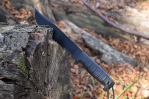 Survival Messer steckt im Holz.