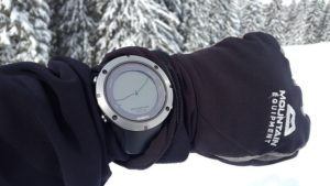 Wenn du viel in der Natur unterwegs bist, lohnt sich der Kauf einer Survival Uhr.