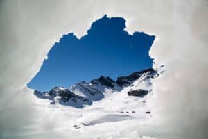 So baust du eine Schneehöhle.