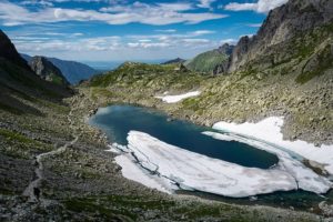 Vergleich bester tragbarer Wasserfilter mit Strohhalm.