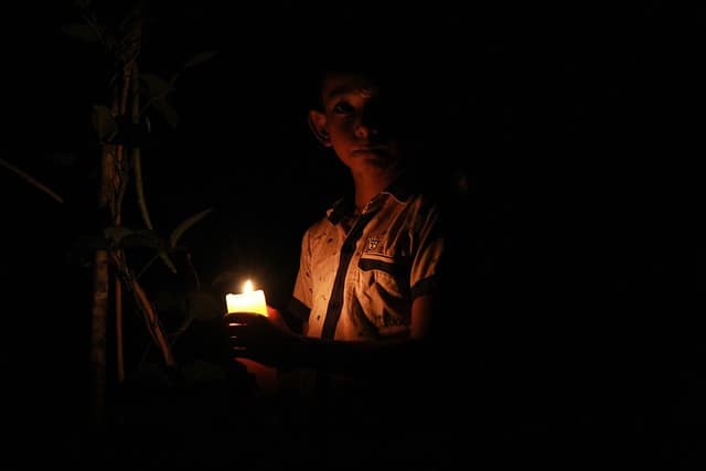 Licht im Dunkeln: Mit einem Survival Set für Kinder braucht niemand mehr Angst vor der Dunkelheit zu haben.