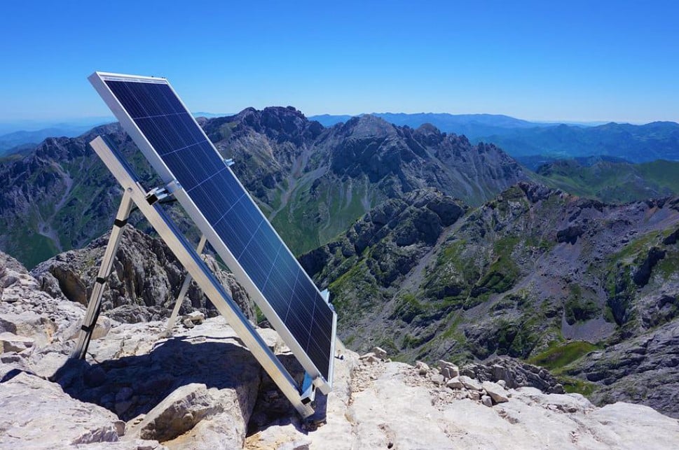 Eine Solar Powerbank ist meistens nicht größer als das Handy und passt in den Rucksack.