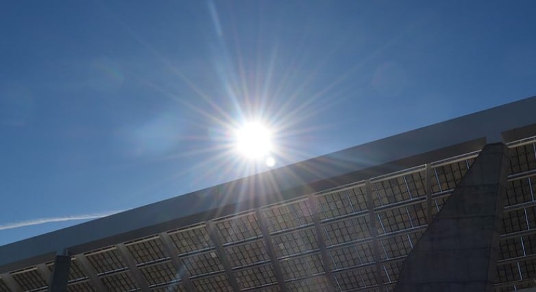 Teilweise besitzt ein Solar Ladegerät mehrere Ports, sodass mehrere Geräte gleichzeitig aufgeladen werden.